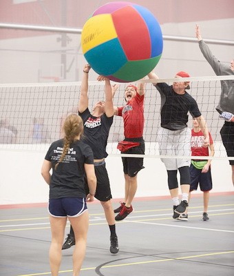 Gigantskii voleibol igra rukami