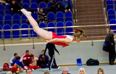 Pryzhki na akrobaticheskoi dorozhke 2