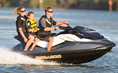 Vodnyi mototsikl turisticheskii